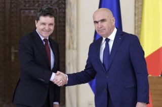 Le président Nicusor Dan, à gauche, a annoncé la nomination de l'actuel président pro-européen du Sénat, Ilie Bolojan, à droite, comme nouveau premier ministre. Le Parlement doit encore donner son aval. KEYSTONE/EPA/ROBERT GHEMENT